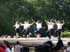 grupo de rapaces bailando na carballeira