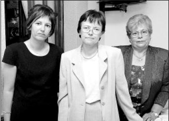 Marga Gonzlez, Gumersinda Gmez y Marisa Roel dejan el colegio de Baio